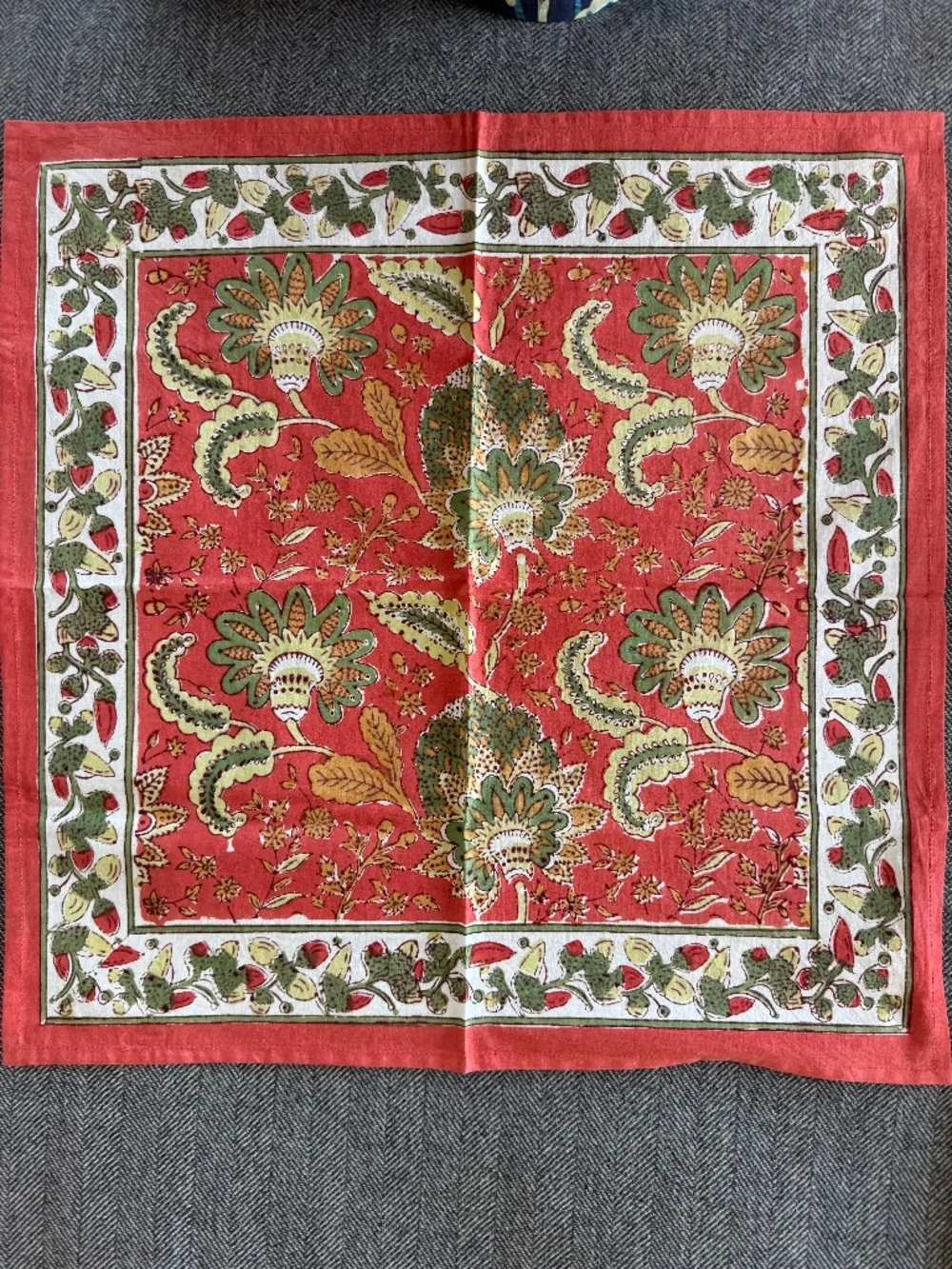 NWOT, DARLING HAND BLOCKED/PRINTED FALL FLORAL NAPKIN